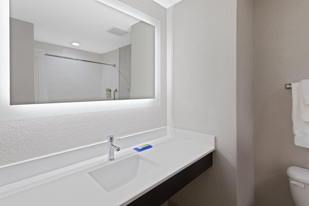 Suite, 1 Bedroom - Photo 5