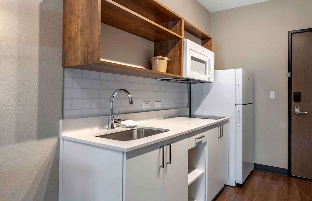 Standard Studio, 1 Queen Bed, Non Smoking, Refrigerator (Microwave) - Photo 10