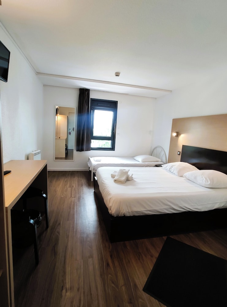 Economy Triple Room photo 3