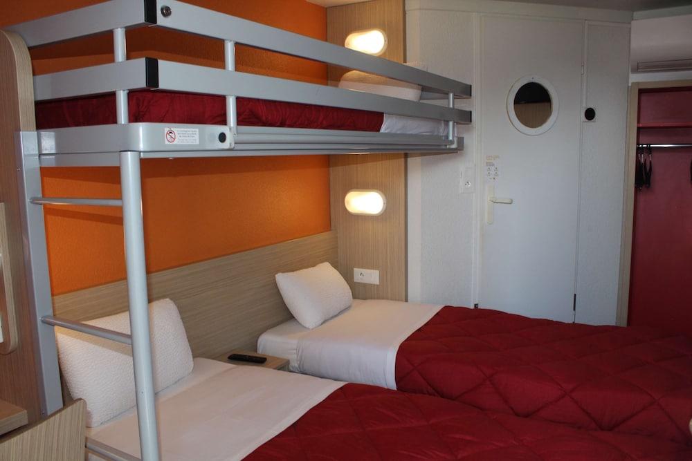 Standard Room, 3 Twin Beds - Photo 4