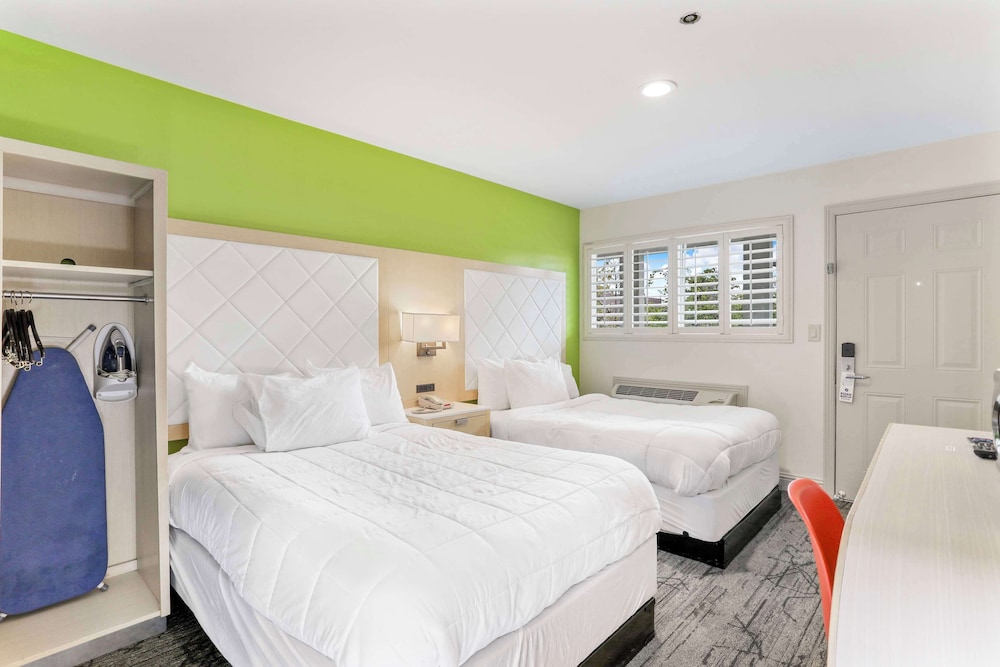 Room, 2 Double Beds photo 3