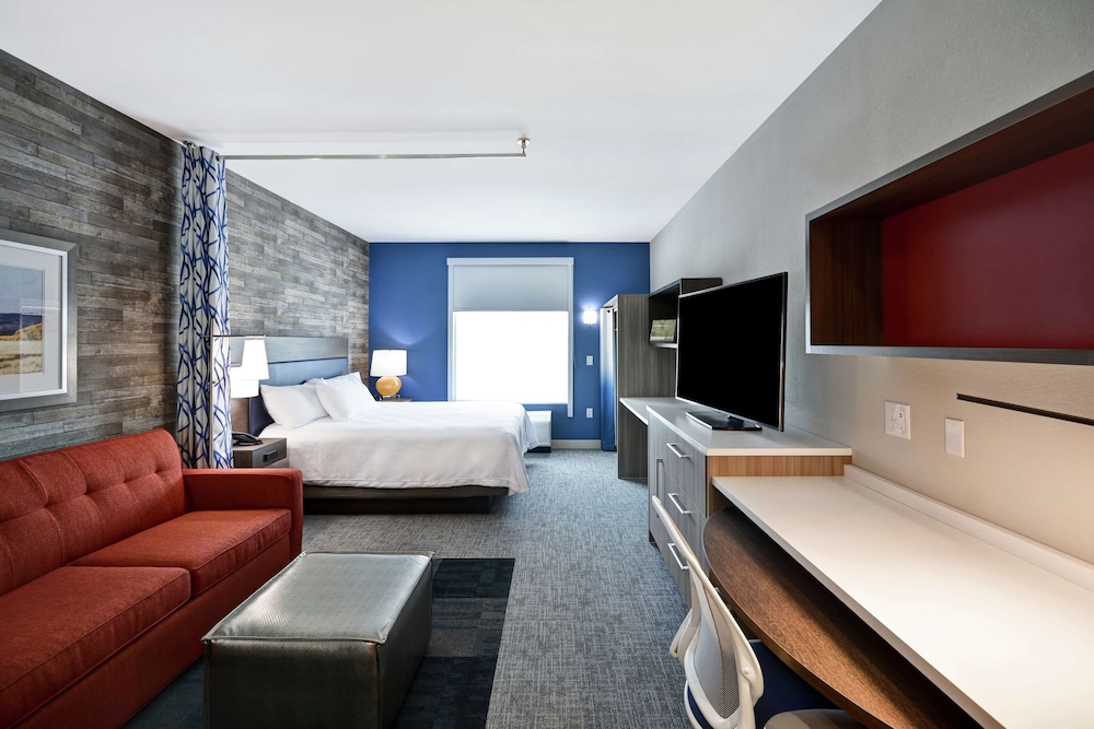 Studio, 1 King Bed, Accessible (Roll-In Shower) photo 2
