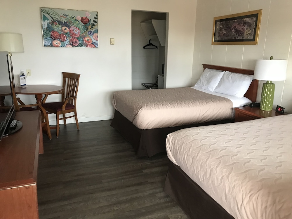 Room, 2 Double Beds photo 2
