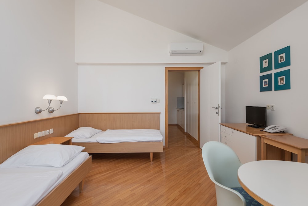 Basic Twin Room, Balcony, Partial Sea View - Photo 4