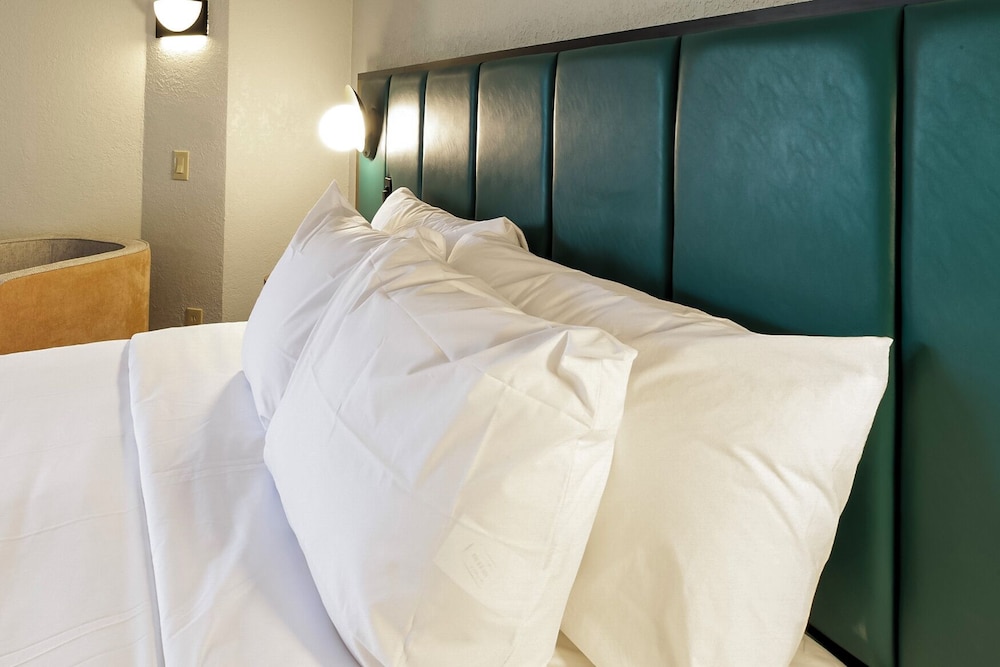 Room, 1 Queen Bed, Accessible, Non Smoking (Mobility/Hearing, Roll-In Shower) - Photo 7