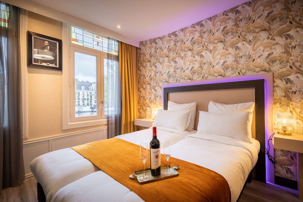 Superior Double or Twin Room, Canal View photo 1