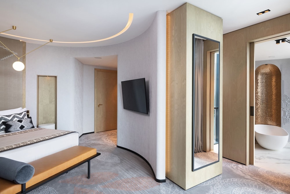 Executive Suite, 1 King Bed - Photo 3