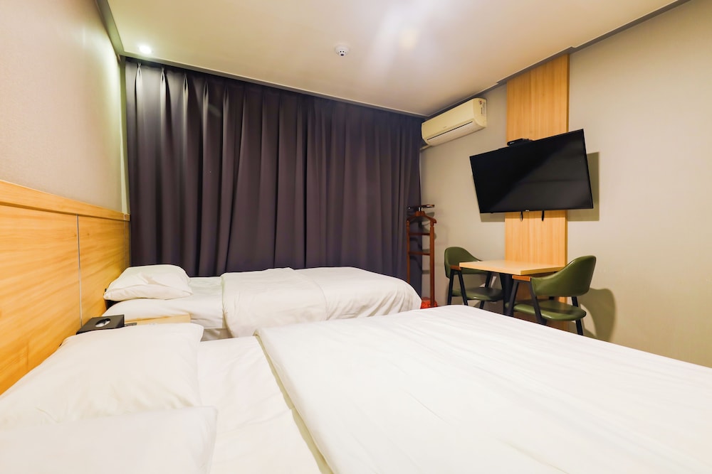 Standard Twin Room (Free access to fitness) photo 2
