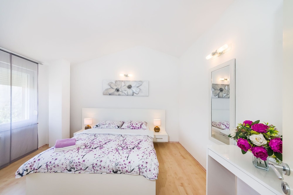Comfort Villa, 6 Bedrooms, Private Pool
