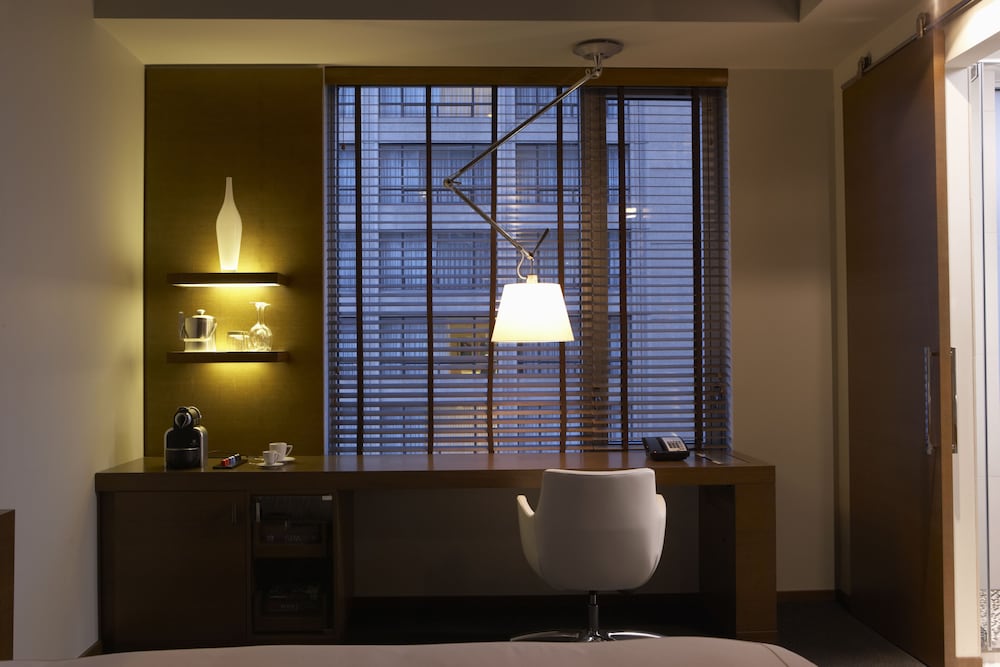 Signature Room, 1 King Bed - Photo 2