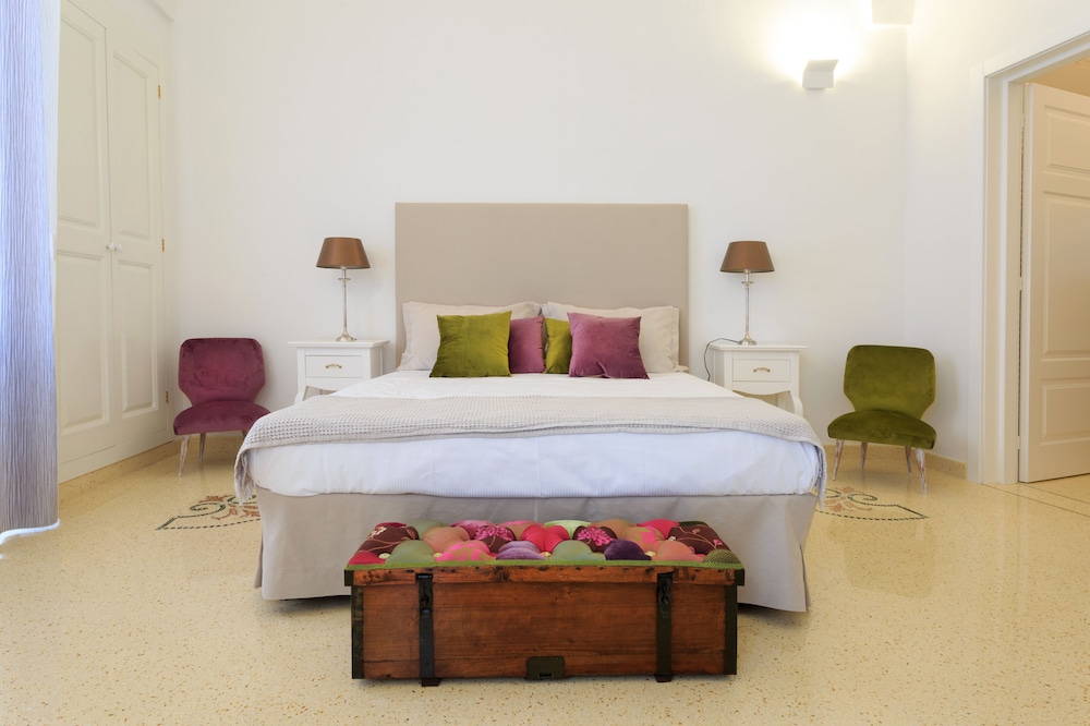 Deluxe Room - Photo 1