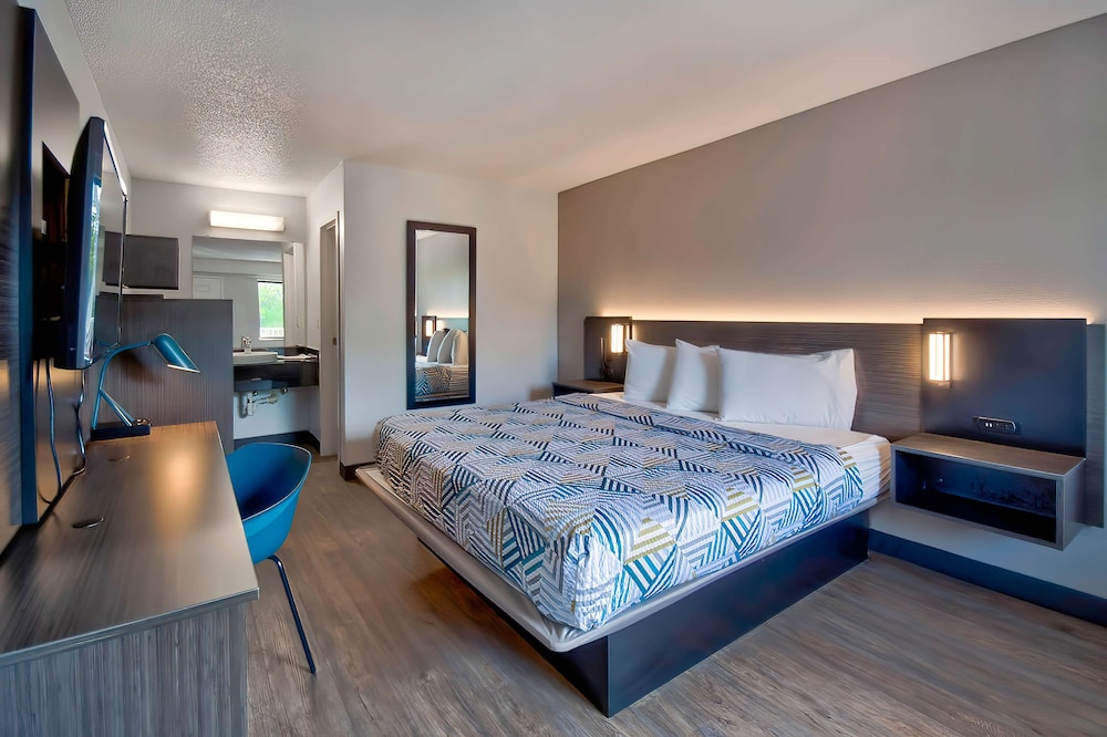 Premium Room, 1 King Bed, Non Smoking, Refrigerator & Microwave