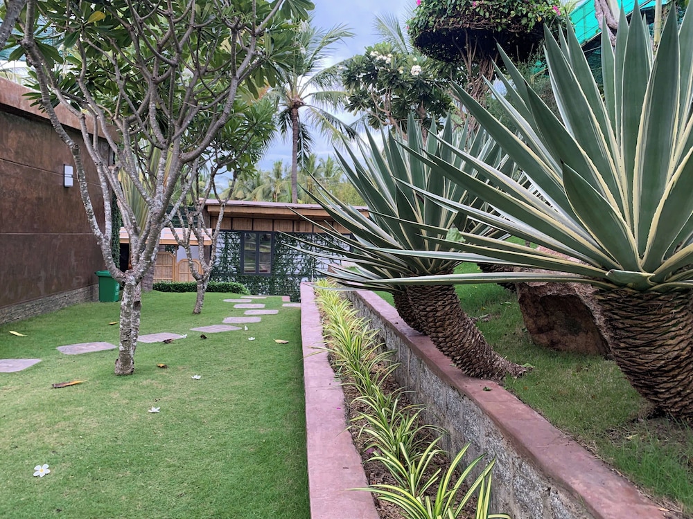 Bungalow with Garden View - Photo 14