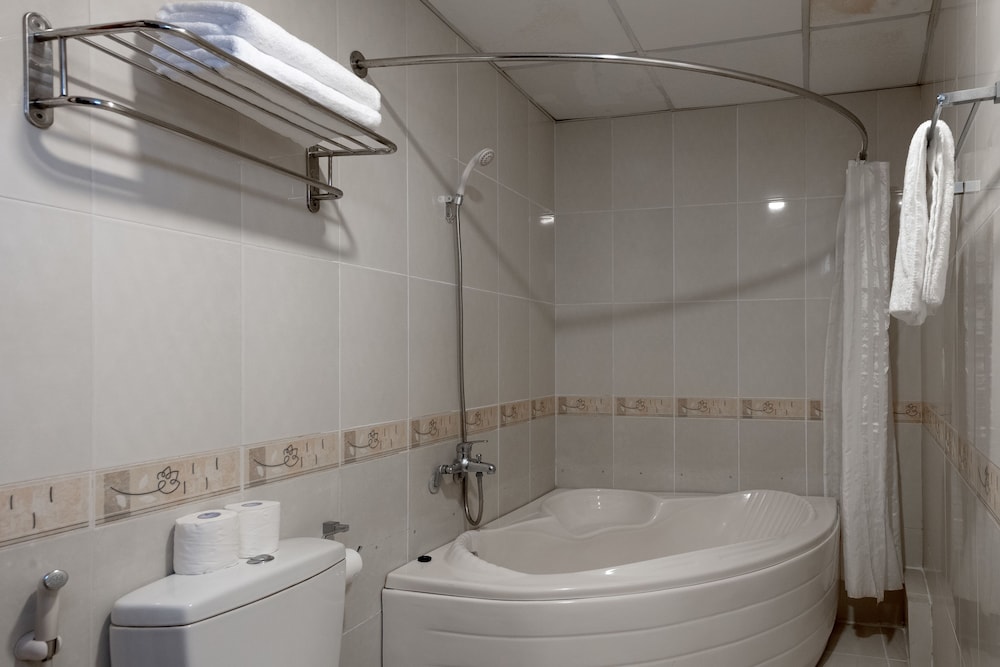 Deluxe Triple Room, Bathtub photo 2