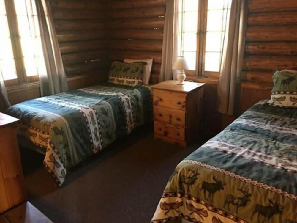 Traditional Cabin, 3 Bedrooms, Beachside photo 1