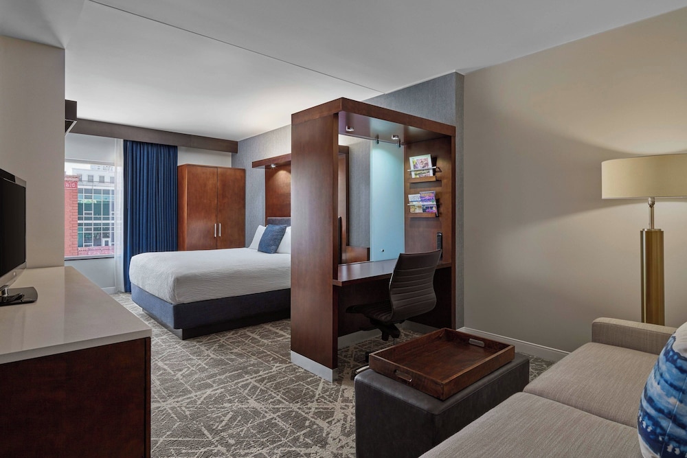 Executive Suite, 1 King Bed with Sofa bed, City View - Photo 3