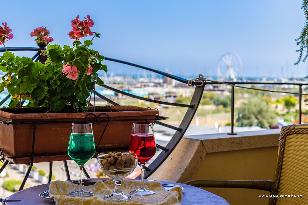Deluxe Double Room, 1 Double Bed, Balcony, Beach View - Photo 5
