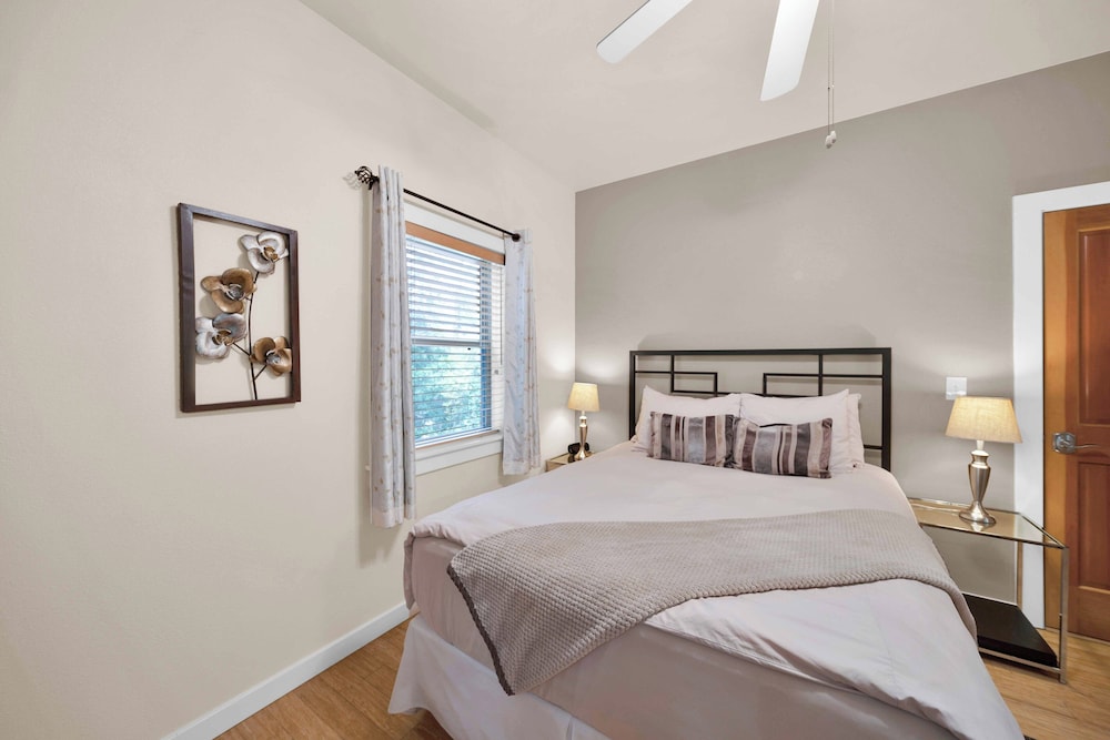 Luxury Room, 1 Queen Bed, Fireplace (Gray Fox) photo 3