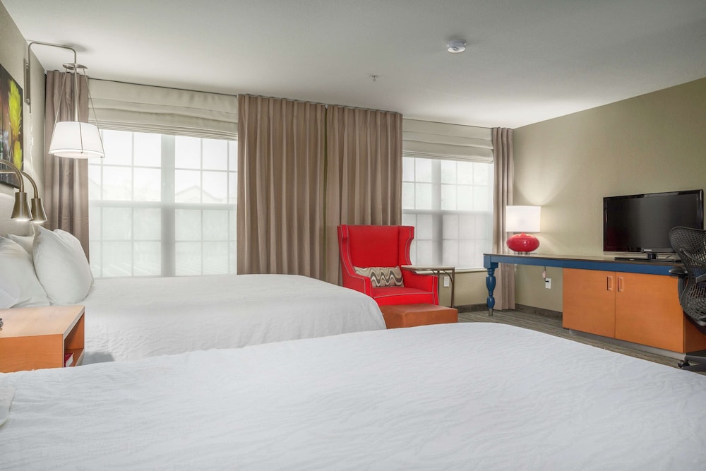 2 Queen Beds, Accessible w/ Tub - Photo 1