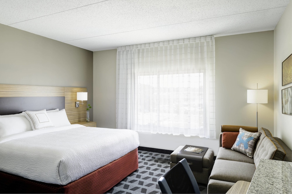 Suite, 1 Bedroom (Mobility/Hearing Access, Roll-In Shwr) photo 1