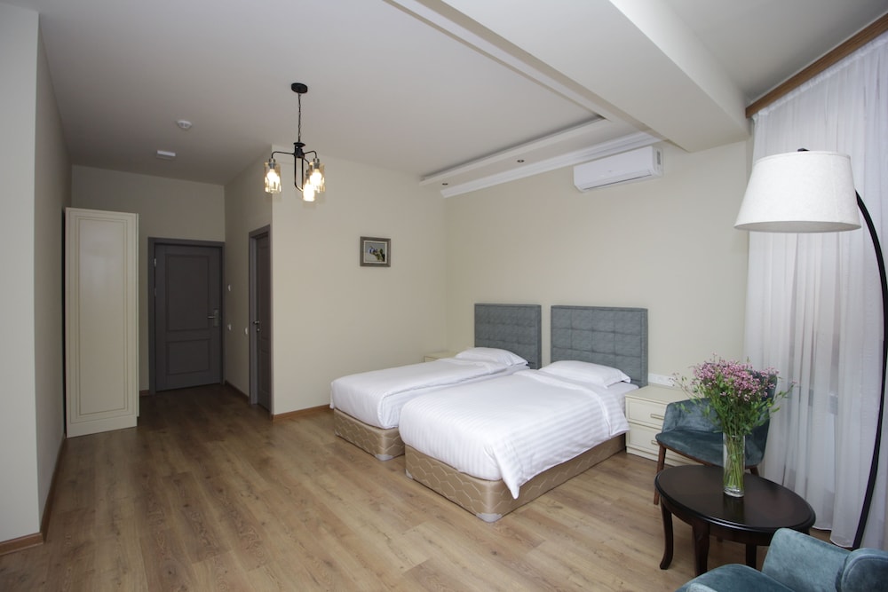 Basic Twin Room, City View photo 2