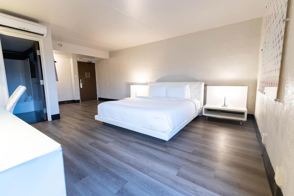 Standard Room, 1 King Bed, Accessible, Non Smoking - Photo 4