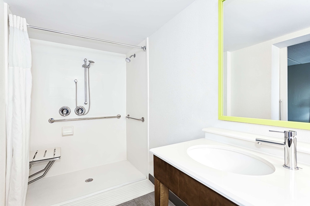 Room, 1 King Bed, Accessible (With Roll In Shower and Chair) - Photo 4