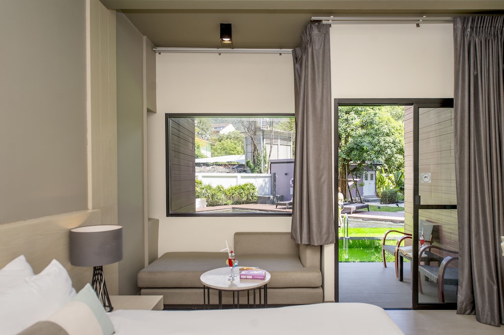 Premier Room, Pool Access - Photo 13