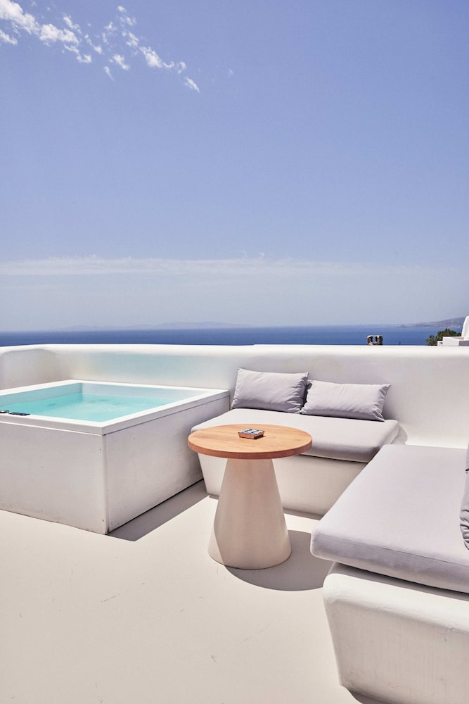 Deluxe Sea View Jacuzzi - Photo 13