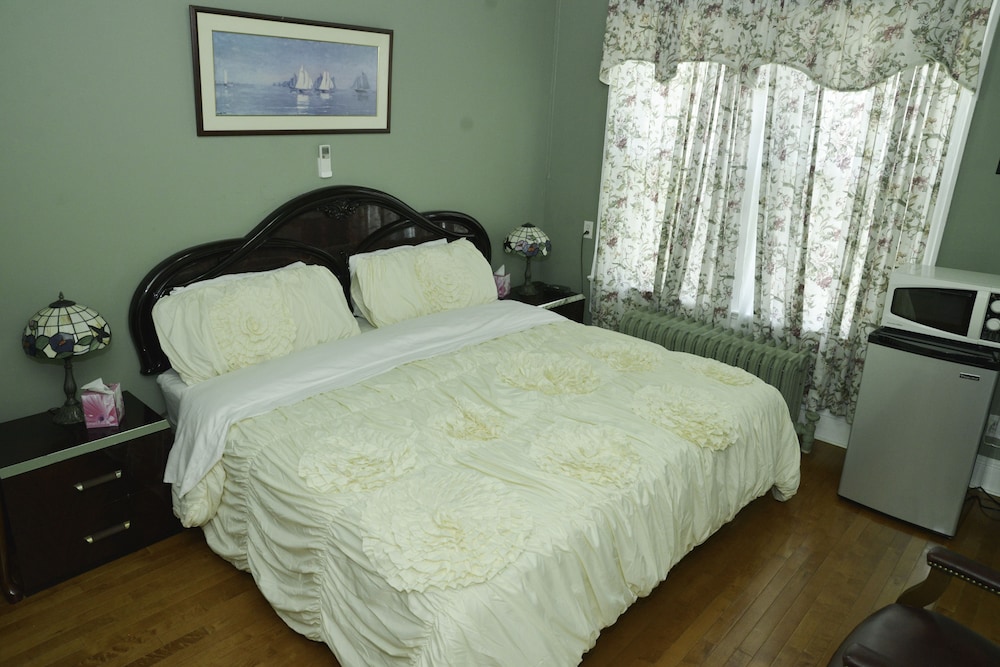 Room, 1 King Bed, Jetted Tub photo 1