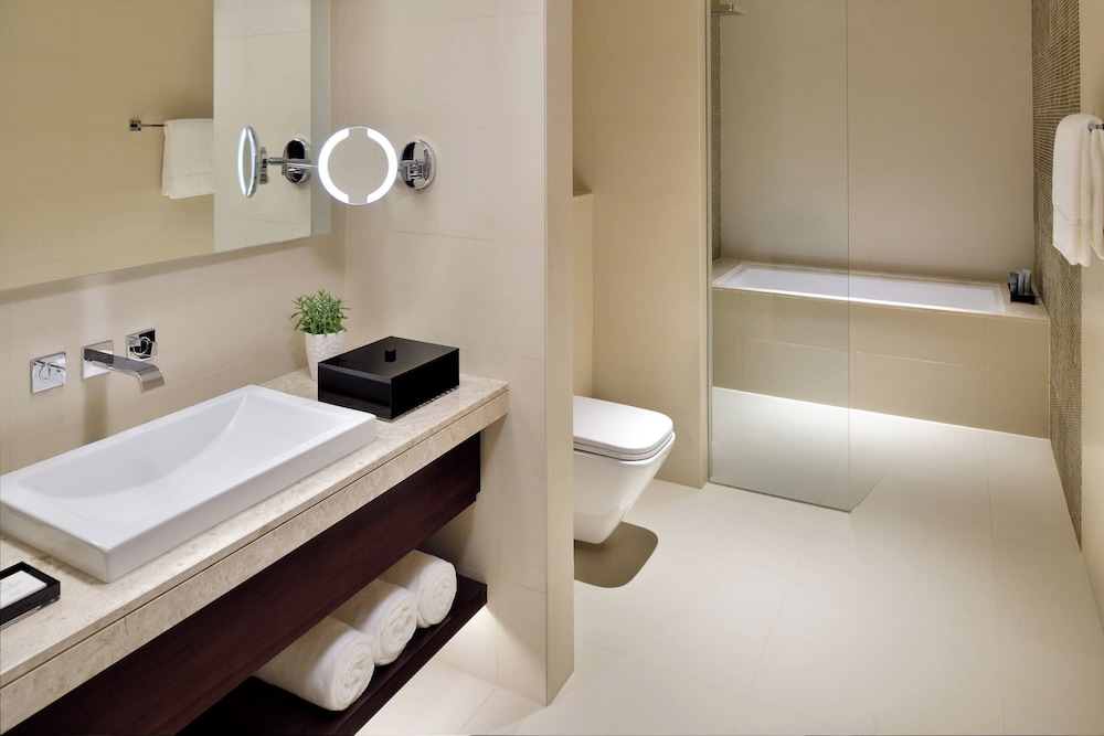 Deluxe Room, 1 King Bed - Photo 3