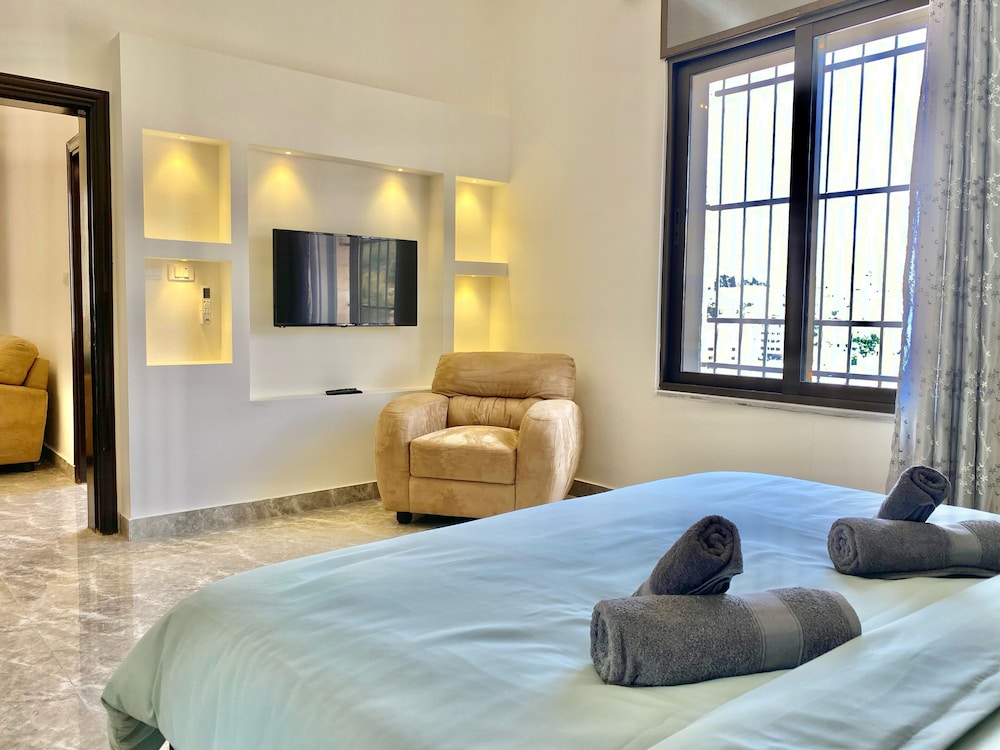 Luxury Studio, 1 King Bed, Non Smoking, Mountain View