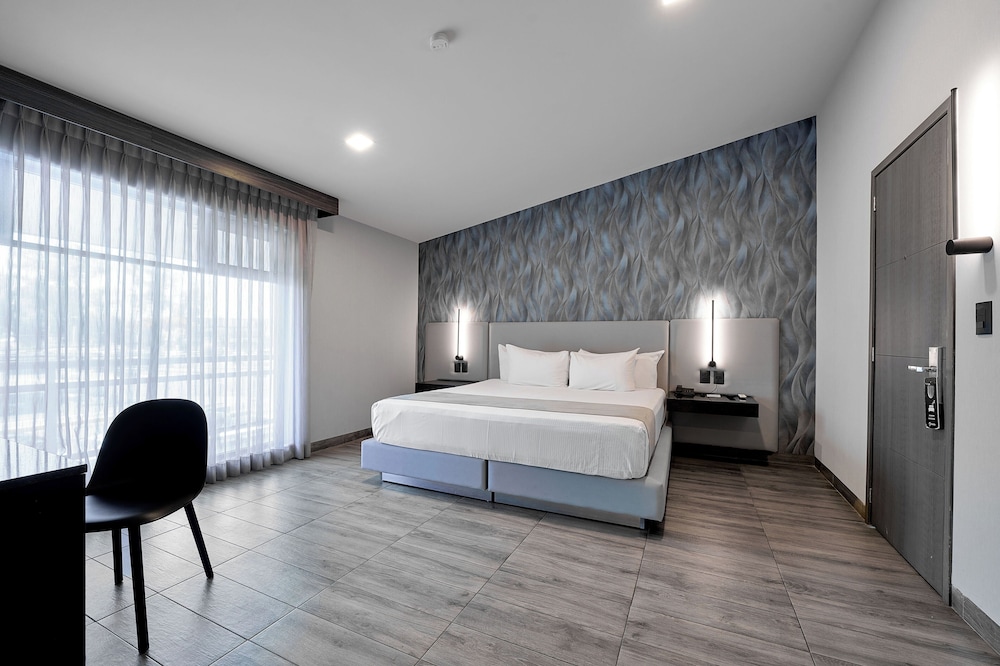 Junior Room, 1 King Bed