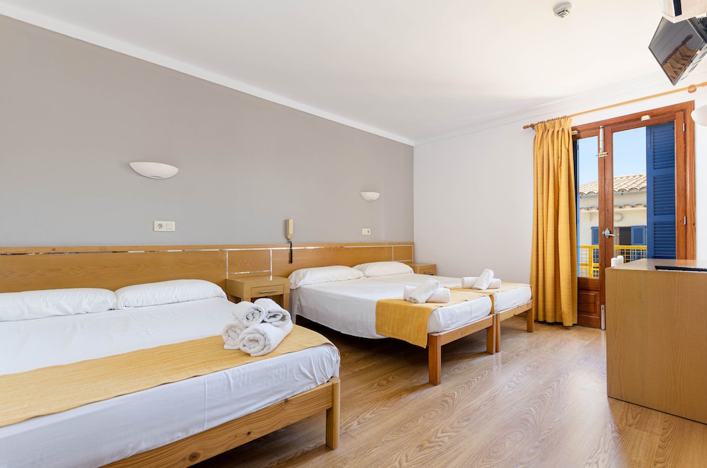 Family Quadruple Room, Balcony - Photo 1