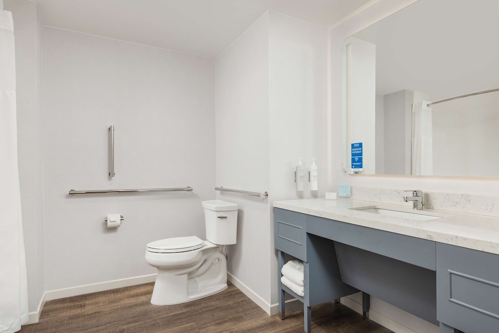 Room, 2 Queen Beds, Accessible (Roll-In Shower) - Photo 4