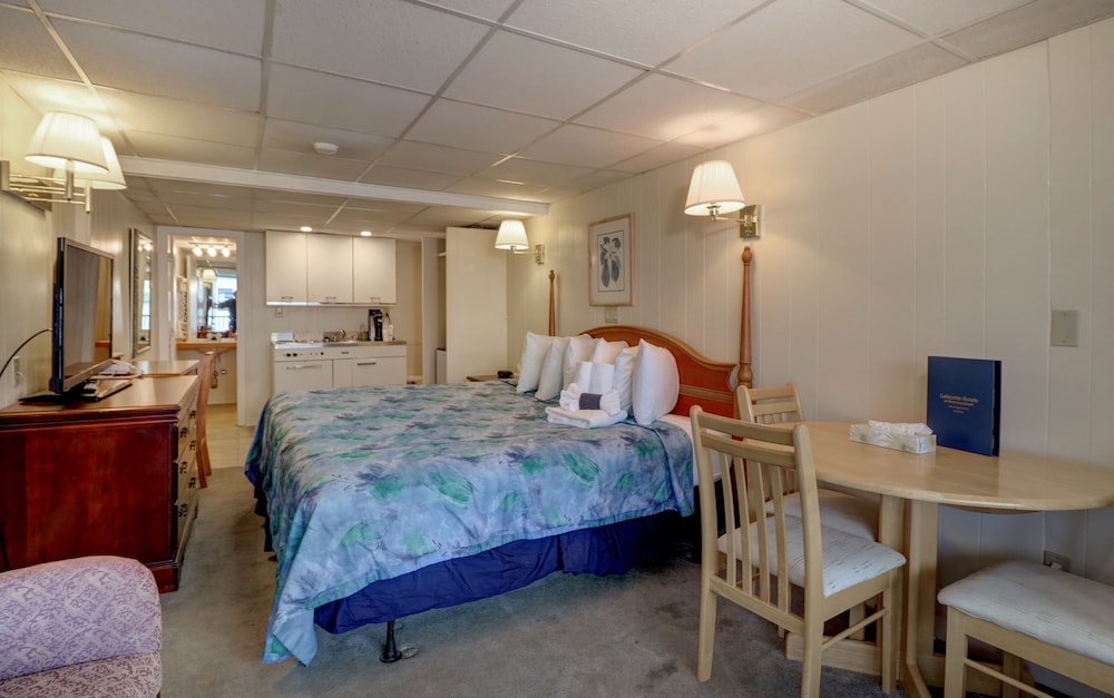 Standard Room, 1 King Bed, Non Smoking, Kitchenette photo 3
