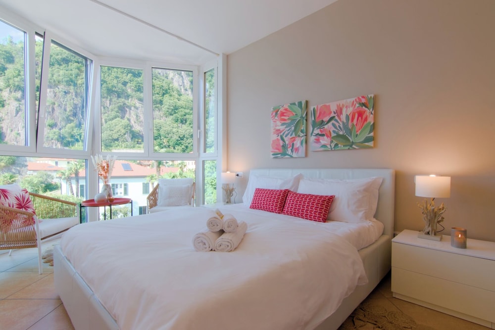 Superior Apartment, 3 Bedrooms, Lake View photo 1