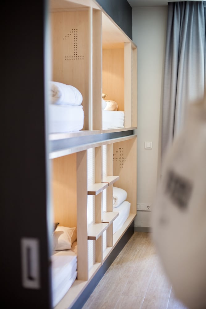 1 cama en dormitorio mixto para 4 personas con baño privado