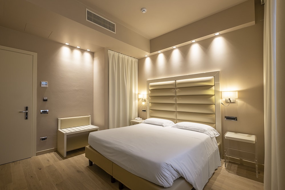 Deluxe Room, 1 Queen Bed photo 2