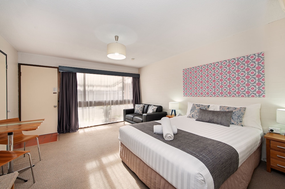 Standard Room, 1 Queen Bed photo 2