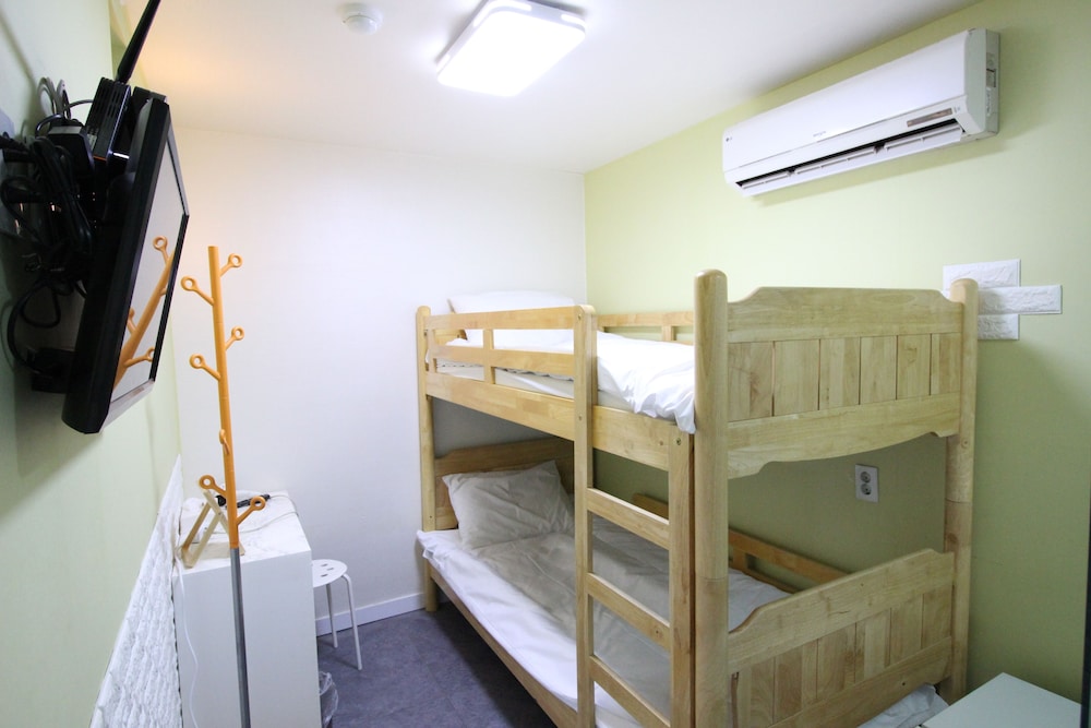 Economy Twin Room, No Windows - Photo 5