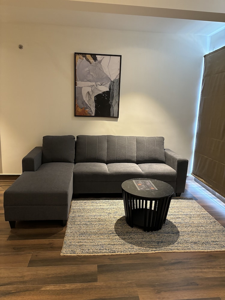 EXECUTIVE AIRPORT VIEW ROOMS with Free Airport Pick up/Drop - Photo 2
