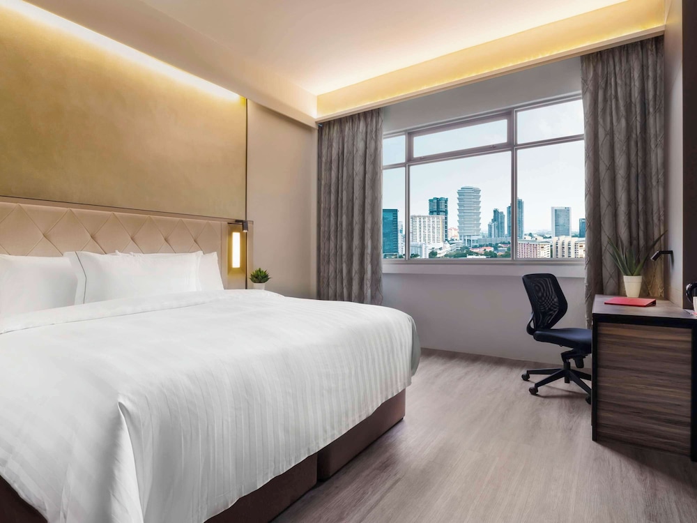 Deluxe Room with 1 King Bed photo 3