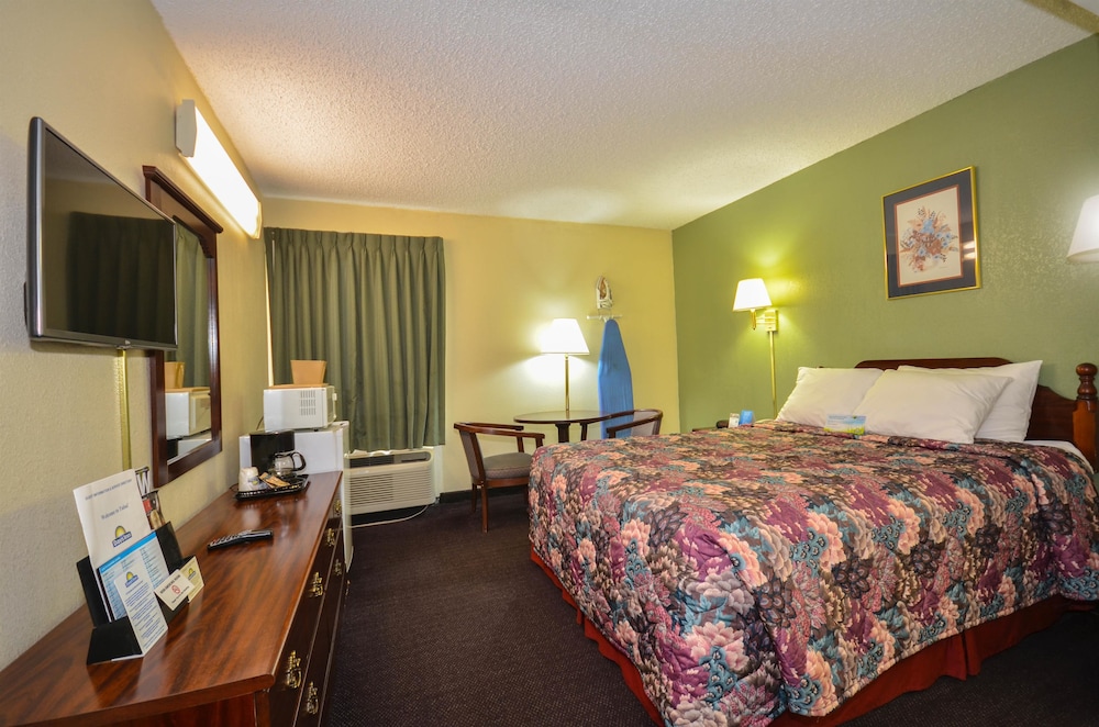 Standard Room, 1 King Bed - Photo 5