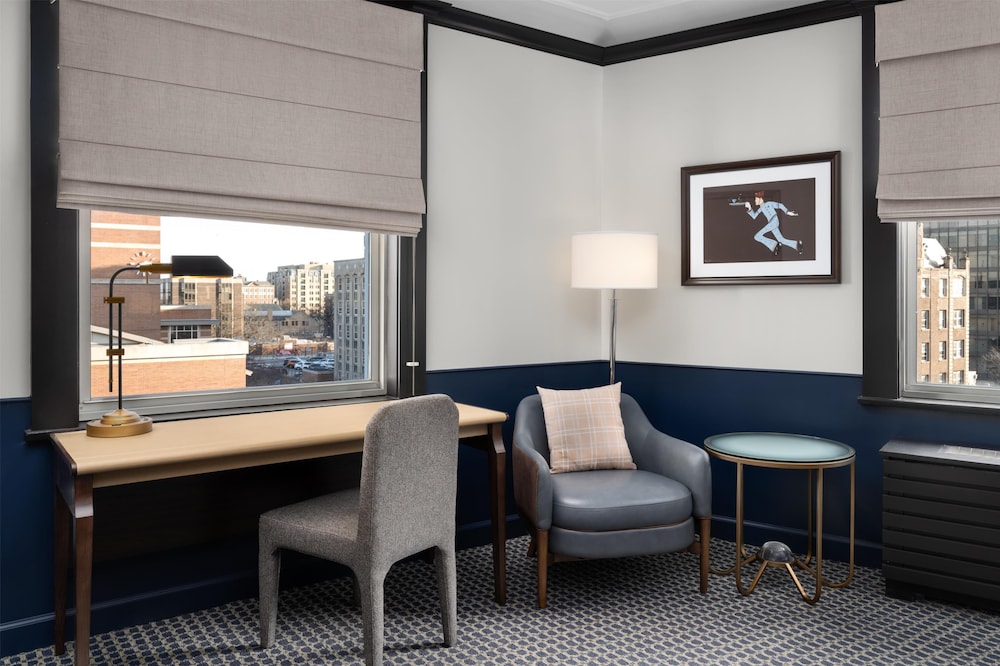Room, 1 King Bed, City View, Corner - Photo 3
