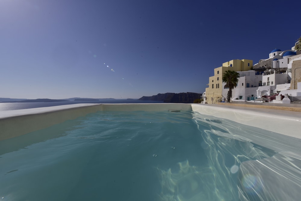 Superior Suite with Outdoor Plunge Pool and Caldera View photo 2