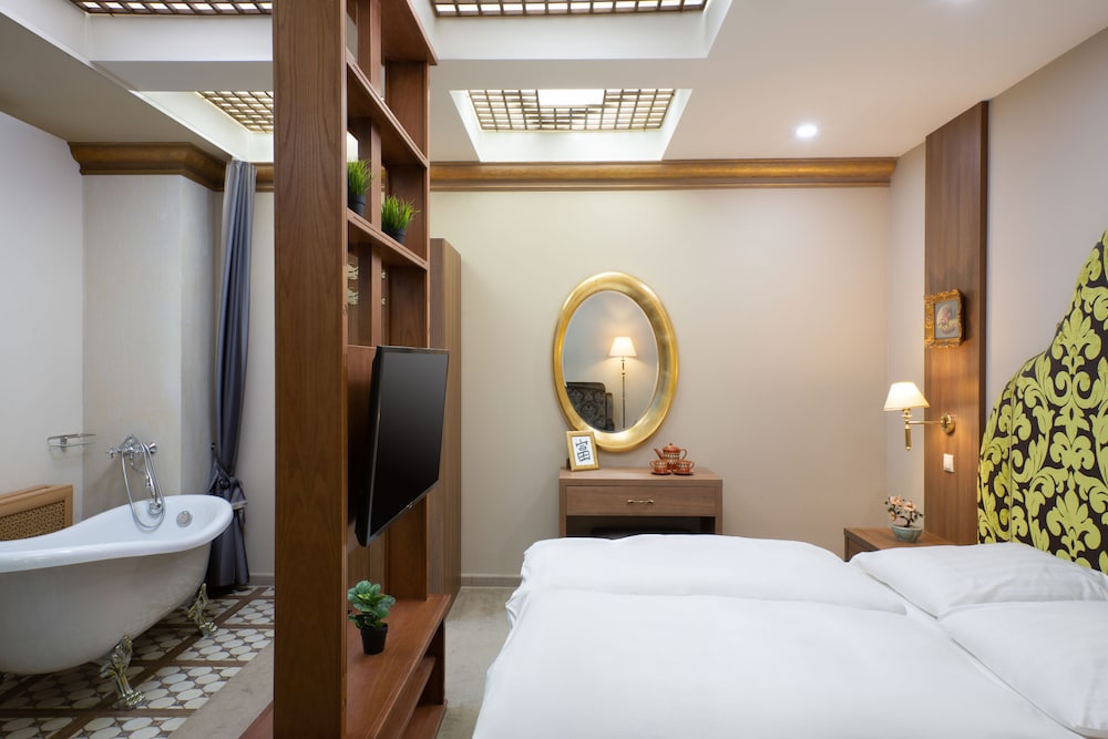 Deluxe Double Room, Bathtub photo 1