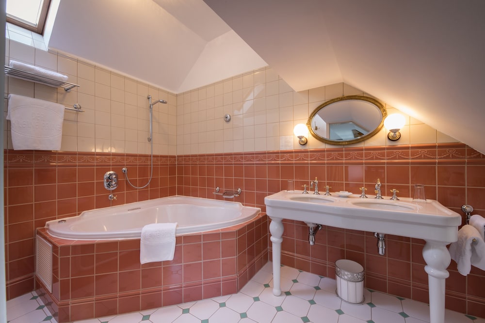 Suite, 2 Bedrooms - Photo 6