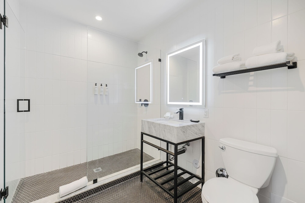Superior Corner Suite thumbnail 6