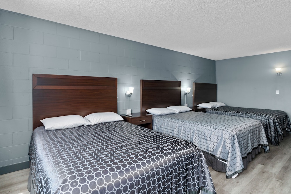 Triple Room (3 Queen Beds) photo 2